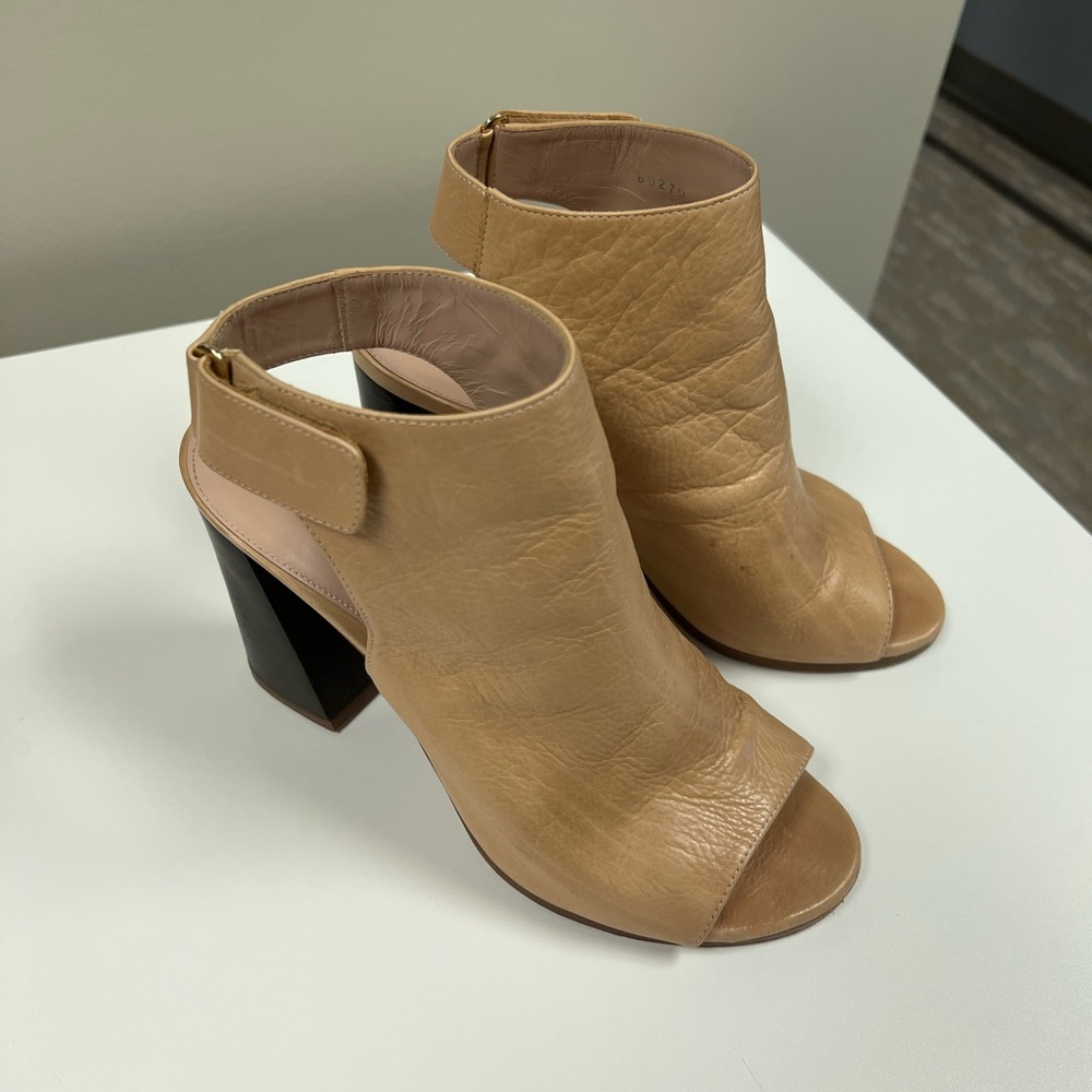 EUC Stuart Weitzman tan leather peep-toe sandals